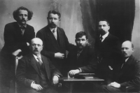 Стоят (слева направо): И.И. Морозов, Н.И. Волков, П.А. Арский,. Сидят (слева направо): Е.Е. Нечаев, И.В. Репин, Ф.С. Шкулёв.